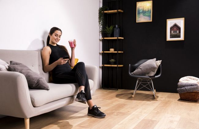 mujer-bebiendo-jugo-rojo